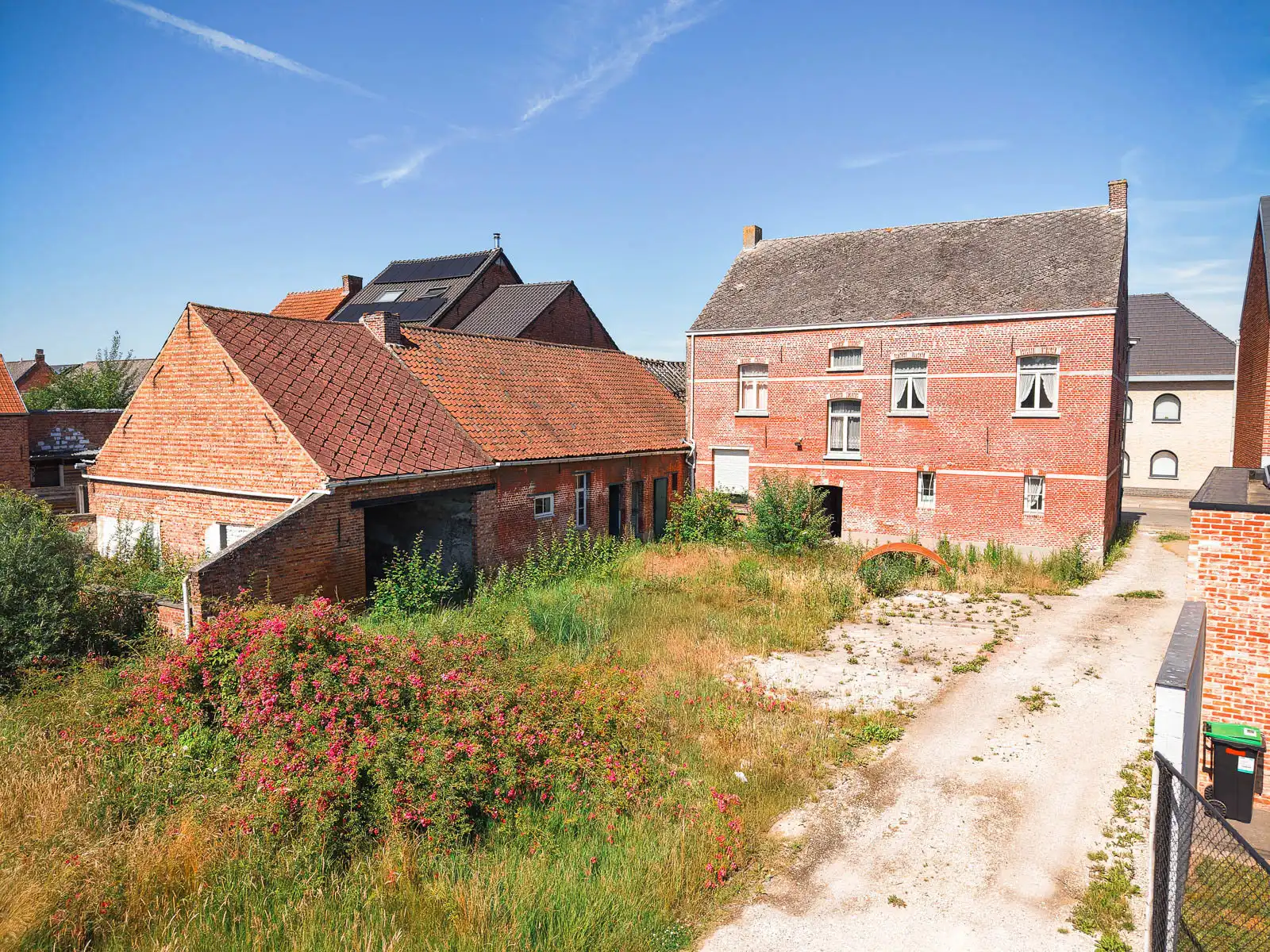 Karaktervolle, te renoveren woning met tal van mogelijkheden foto 30