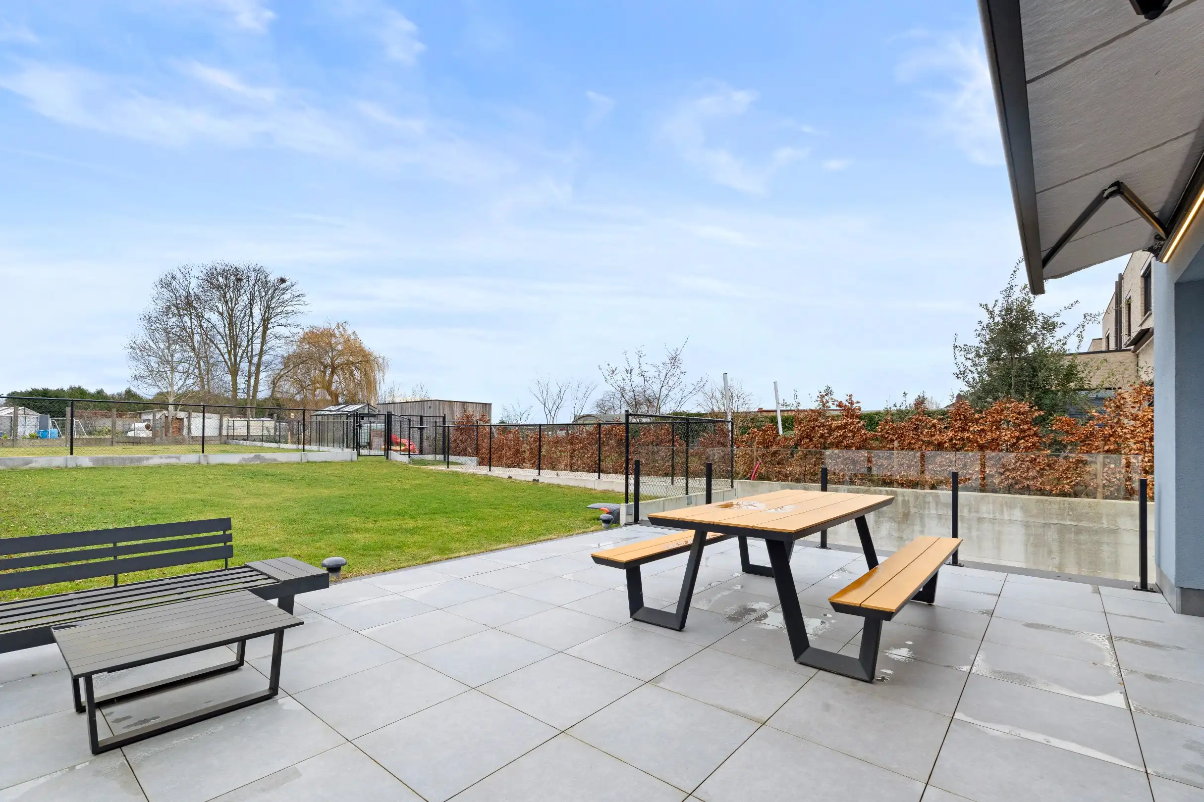 Gelijkvloers appartement met terras en tuin foto 3