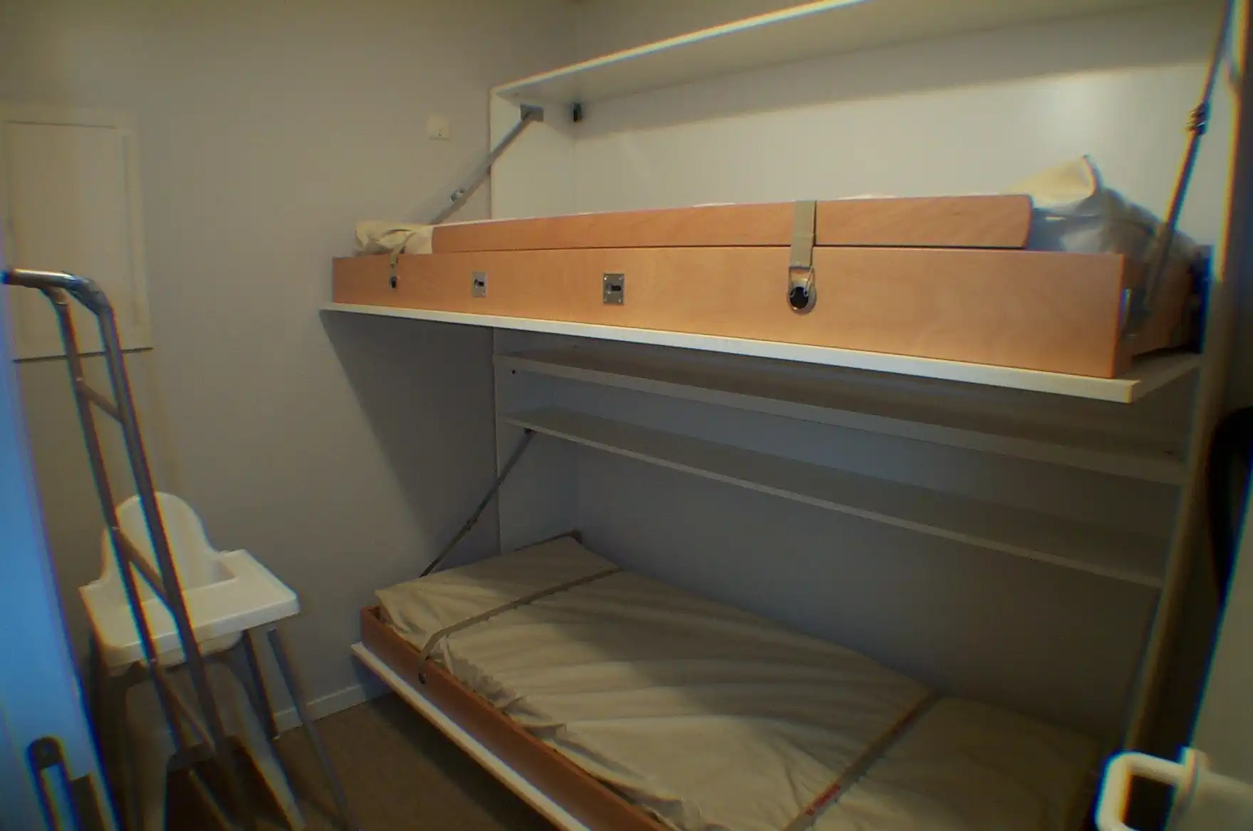 Gemeubelde studio met slaaphoek met terras en zeezicht te huur op jaarbasis foto 4