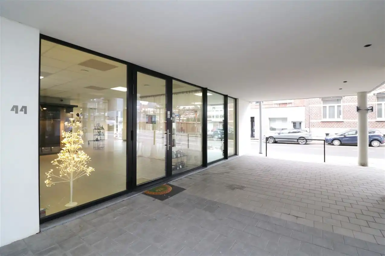 handelszaak met grote zichtbaarheid te midden van centrum foto 3