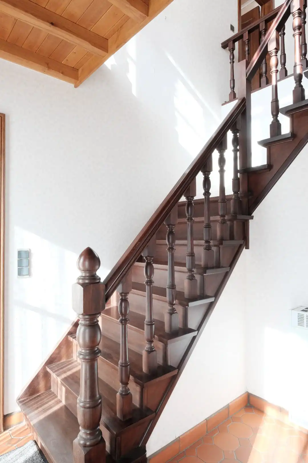 Ruime halfopen woning met 5 slaapkamers, 2 garages en zuidgerichte tuin foto 3