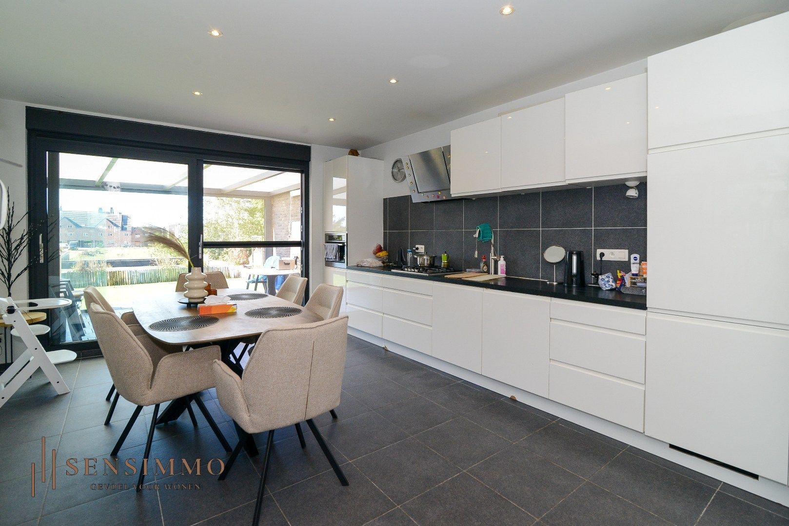 Mooie afgewerkt triplex met 3 slaapkamers, terras en parking foto 6