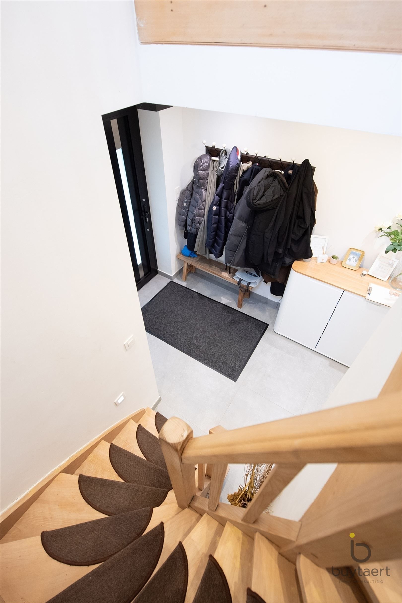 Volledig gerenoveerde woning met 4 slaapkamers. foto 31