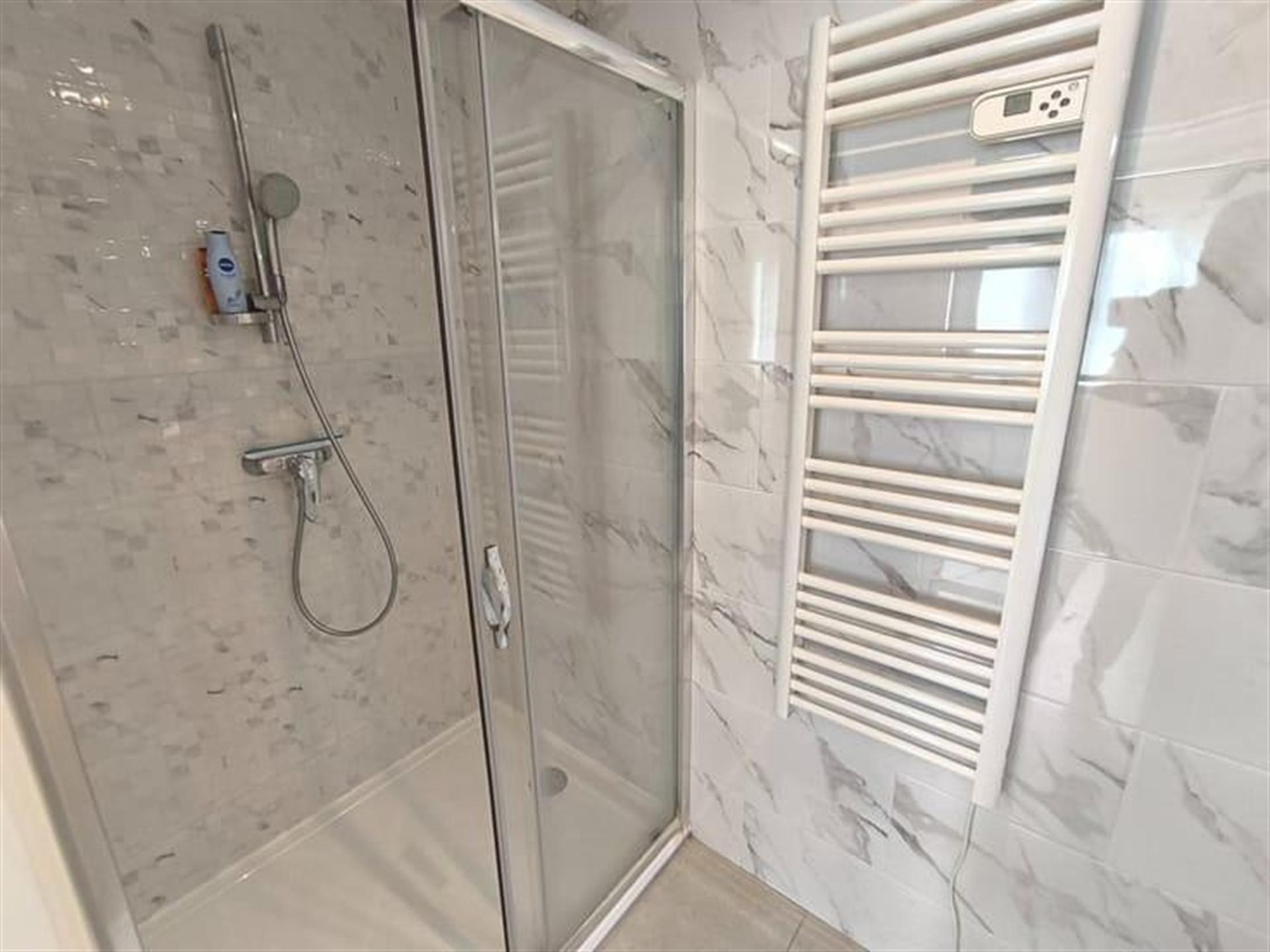 Ruim 2 slaapkamer appartement met zonnig terras.  foto 11