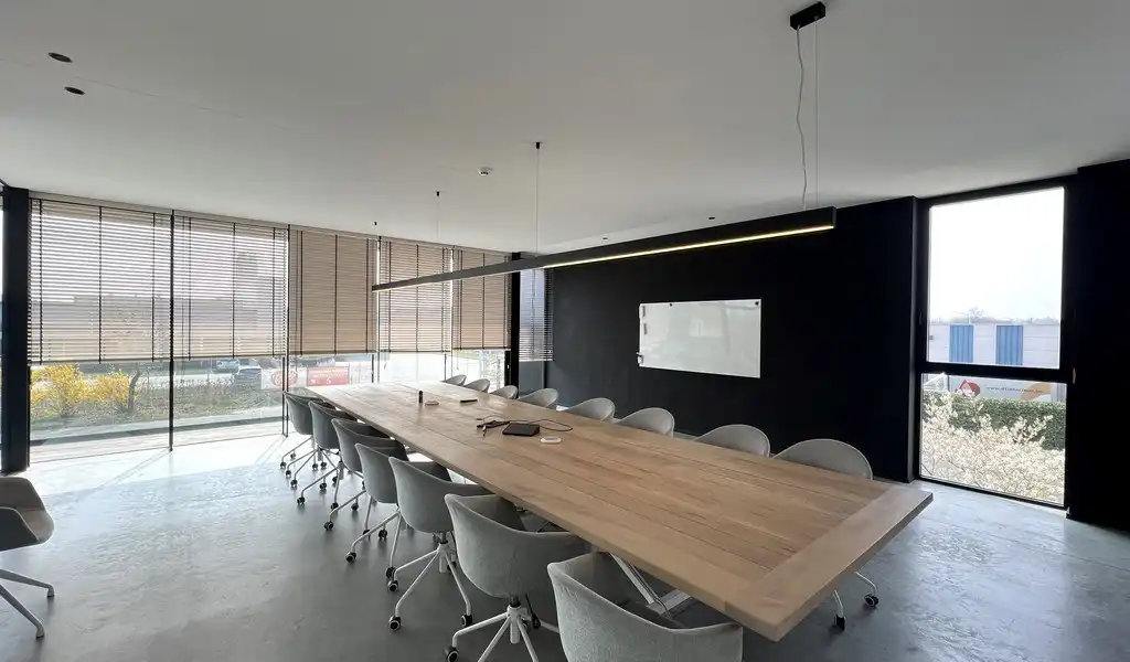 Recent bedrijfsgebouw met prachtige kantoren te huur in Lokeren foto 4
