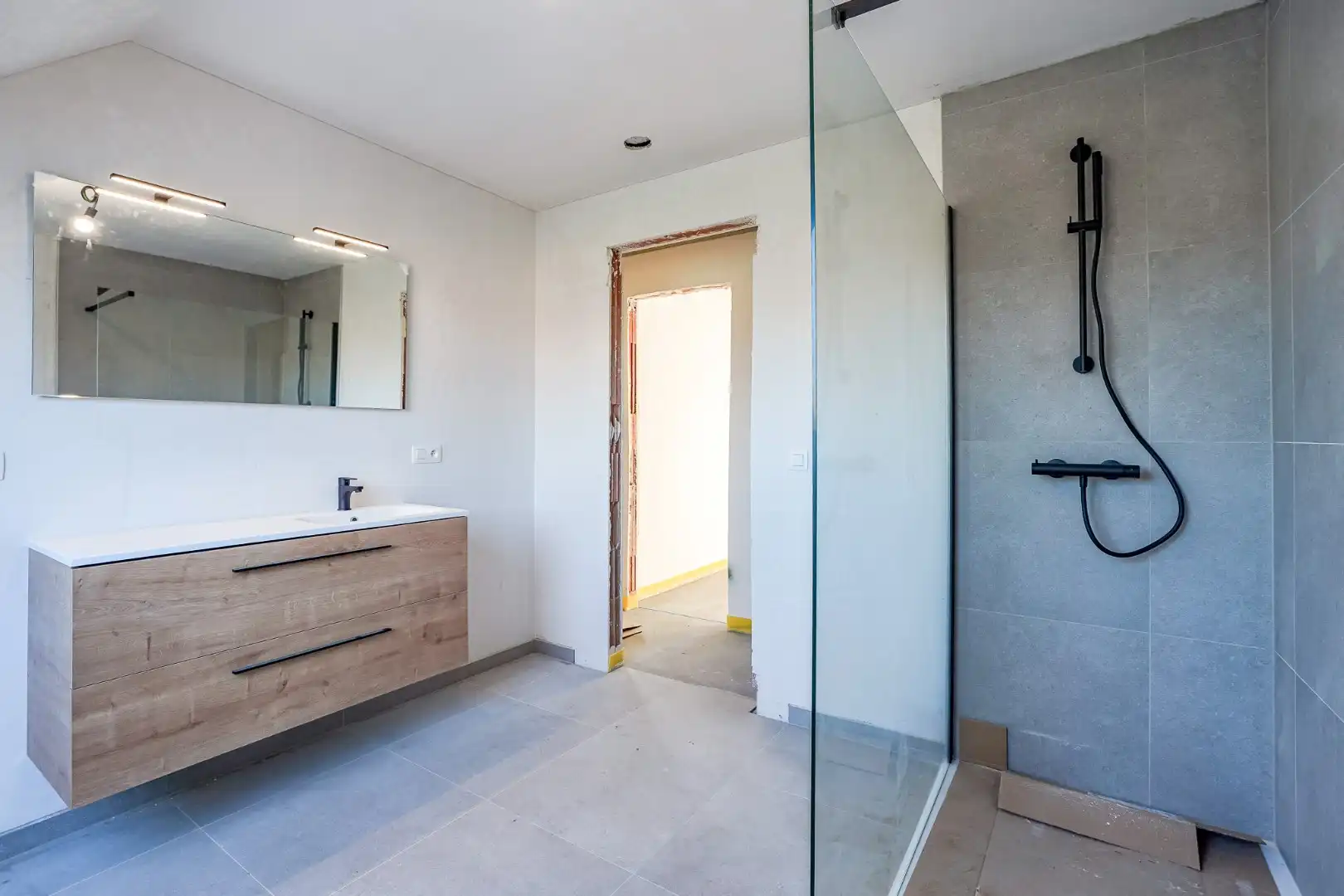 Moderne halfopen nieuwbouw woning op 356 m² met hoogwaardige afwerking foto 12