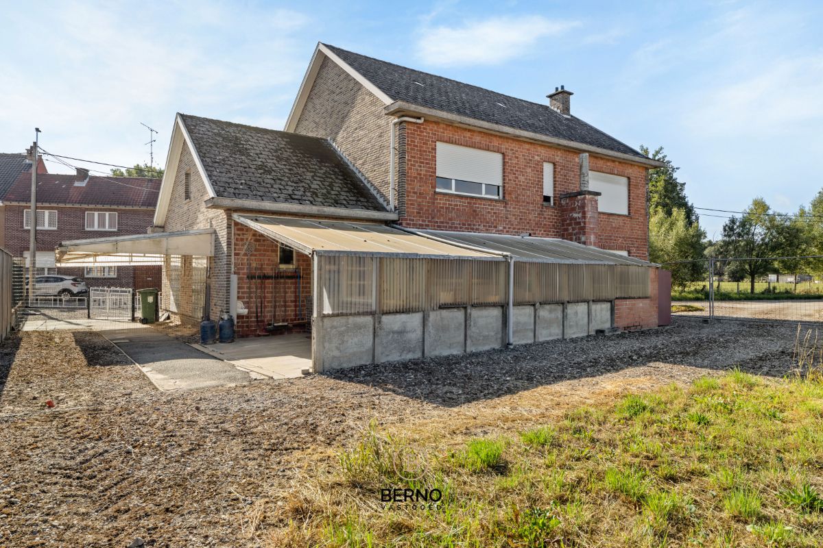 Ruime gezinswoning met garage en uitgestrekte tuin. foto 16