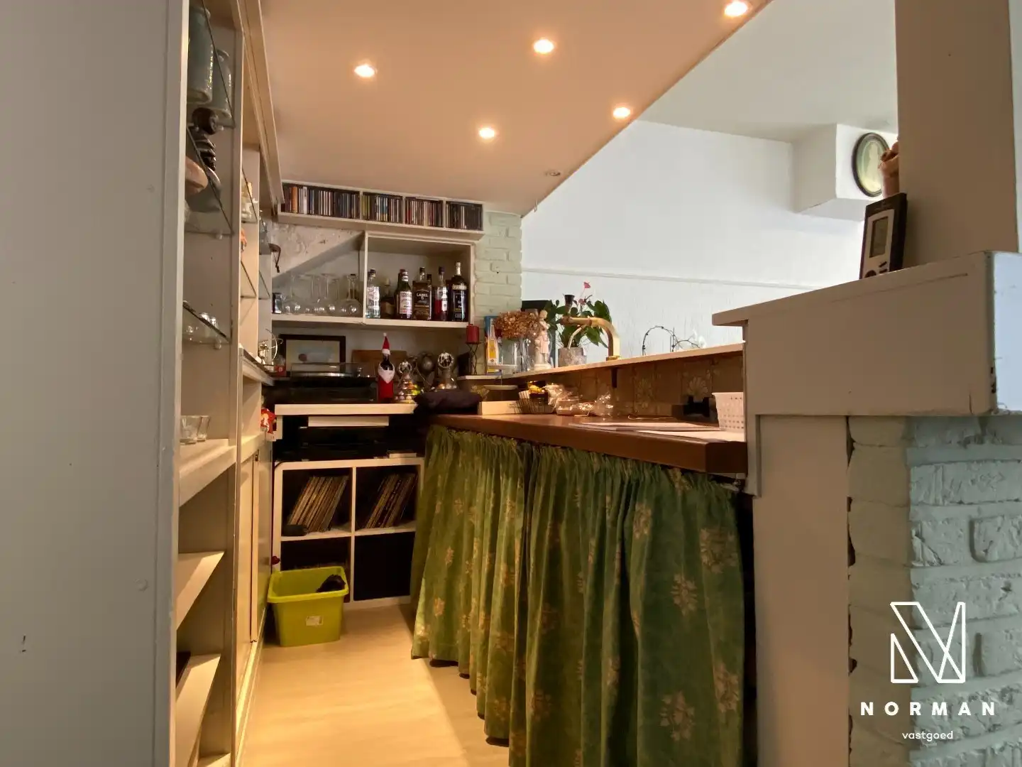 Halfopen woning met 3 slaapkamers, bijgebouw/atelier en grote voorkamer voor eventuele handelszaak foto 15