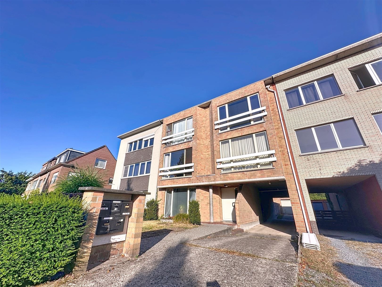 Instapklaar appartement nabij centrum Brasschaat foto {{pictureIndex}}