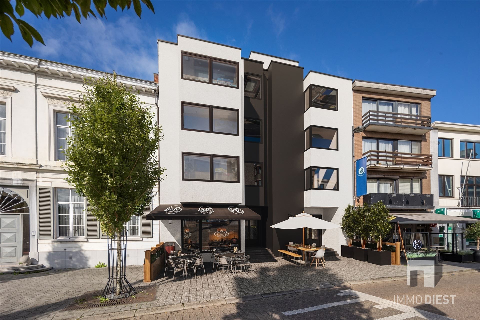 Handelsgelijkvloers 300m2 met 9 autostaanplaatsen foto 3