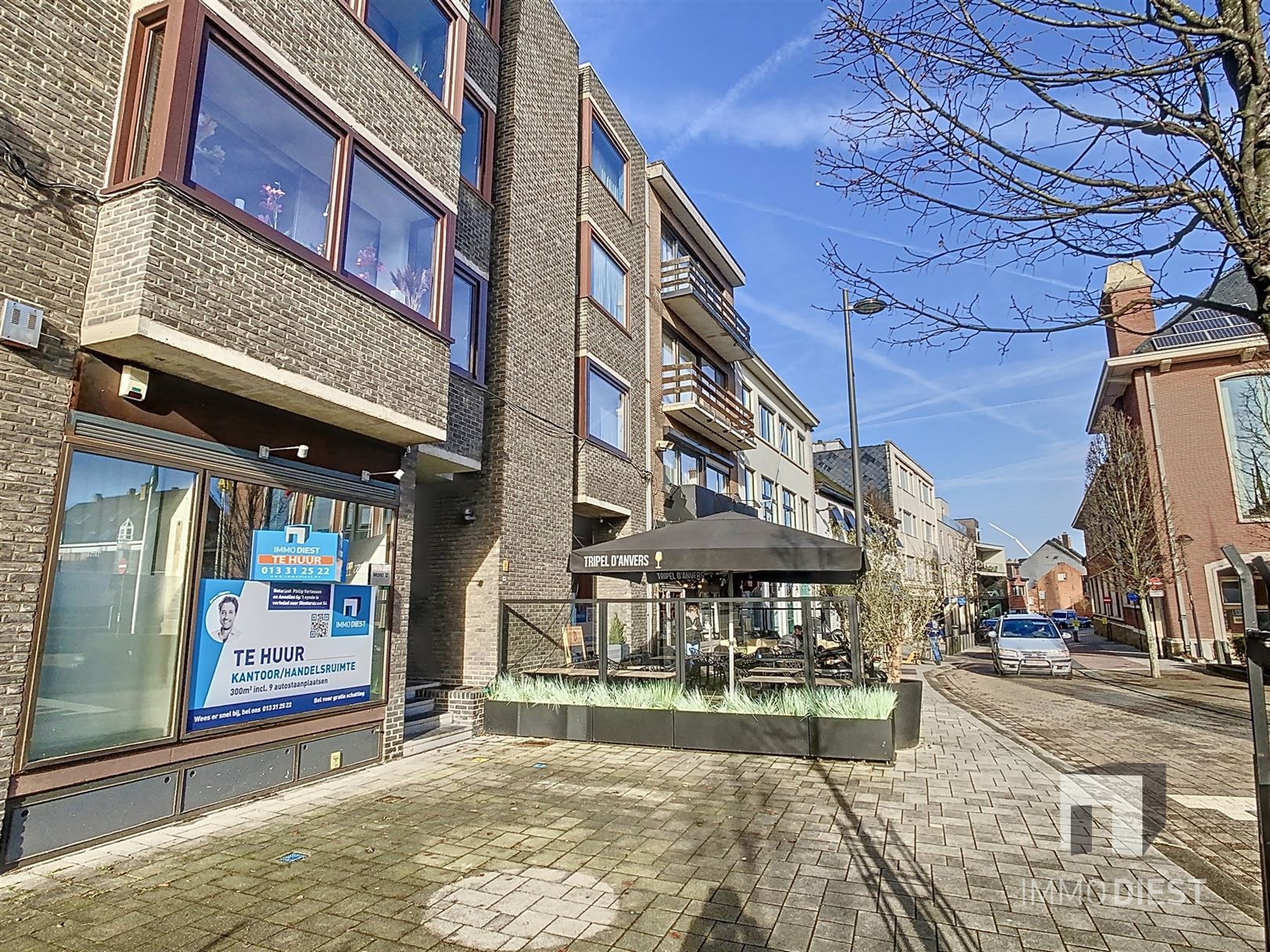 Handelsgelijkvloers 300m2 met 9 autostaanplaatsen foto 3