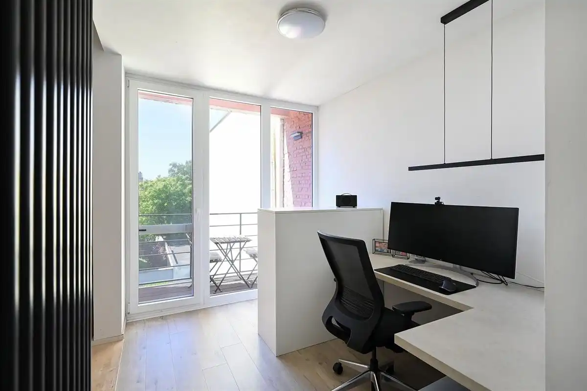 Superleuk appartement met ruime slaapkamer en apart bureel of dressing foto 17