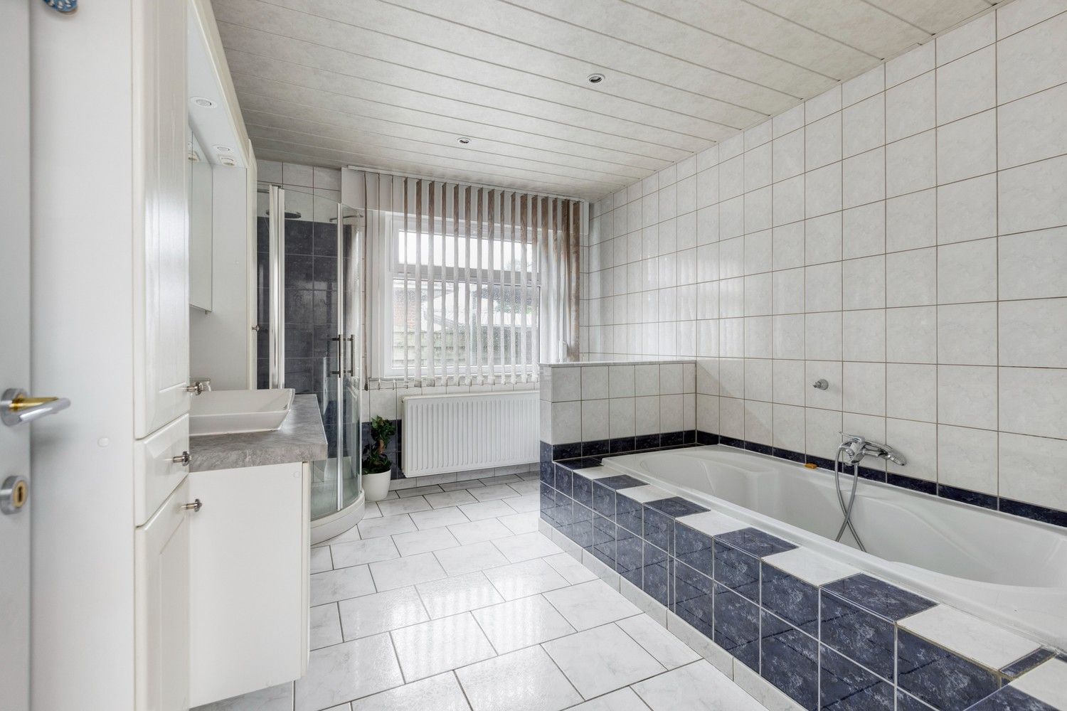 Halfopen gezinswoning met drie slaapkamers (mogelijkheid tot 4), grote tuin en zonnepanelen! foto 19