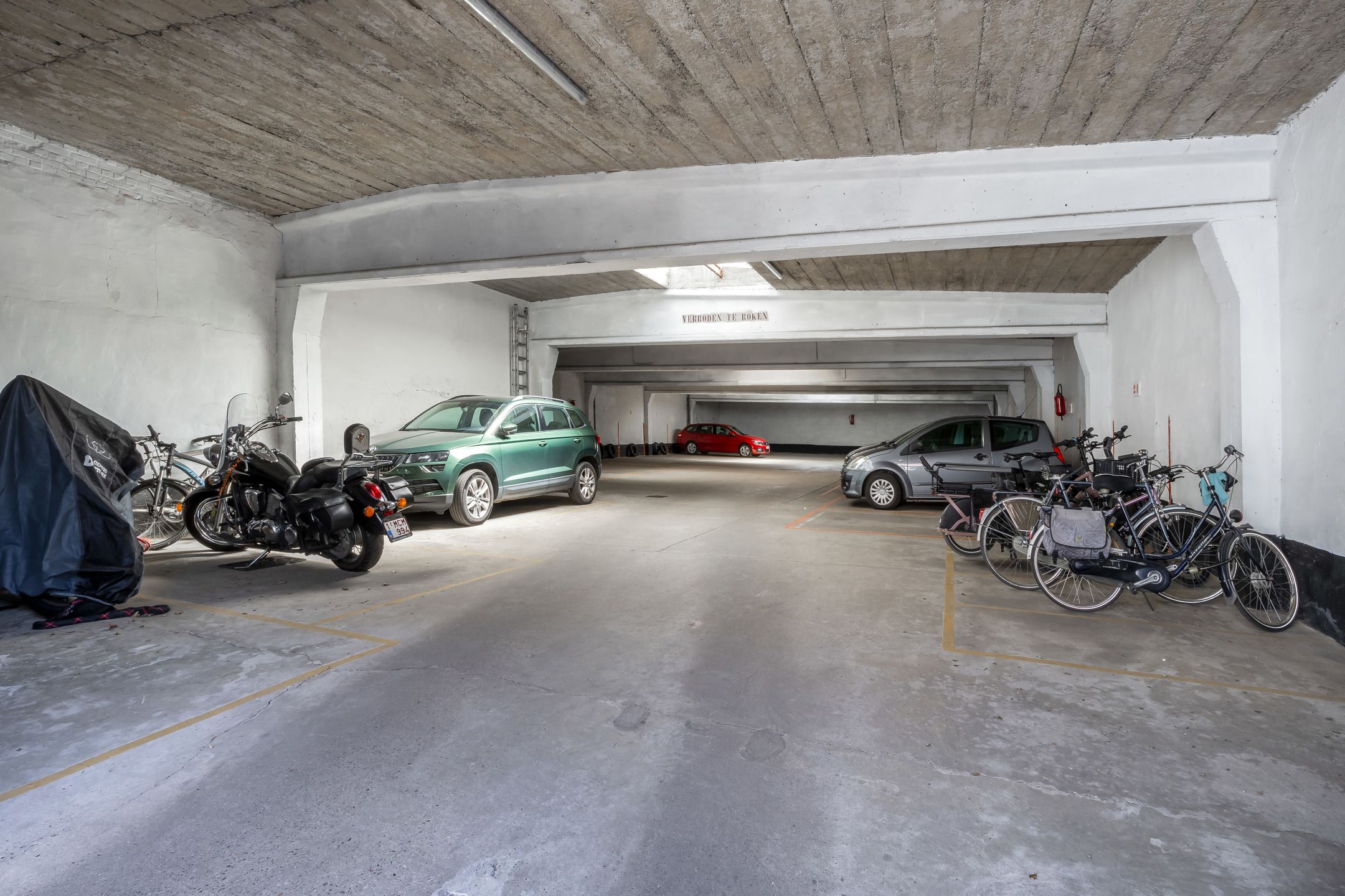 woonhuis opgedeeld in 3 appartementen, 2 grote garages en magazijn met 22 autostaanplaatsen en 3 plaatsen voor fietsen en moto's foto 26