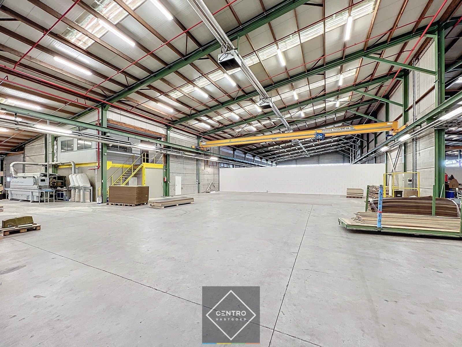Instapklaar BEDRIJFSGEBOUW bestaande uit een geïsoleerd MAGAZIJN (± 2.935m²) met KANTOORGEBOUW (± 305m²). Ruim verhard buitenterrein én 2 rolbruggen. Op industriezone te Houthulst. foto 15