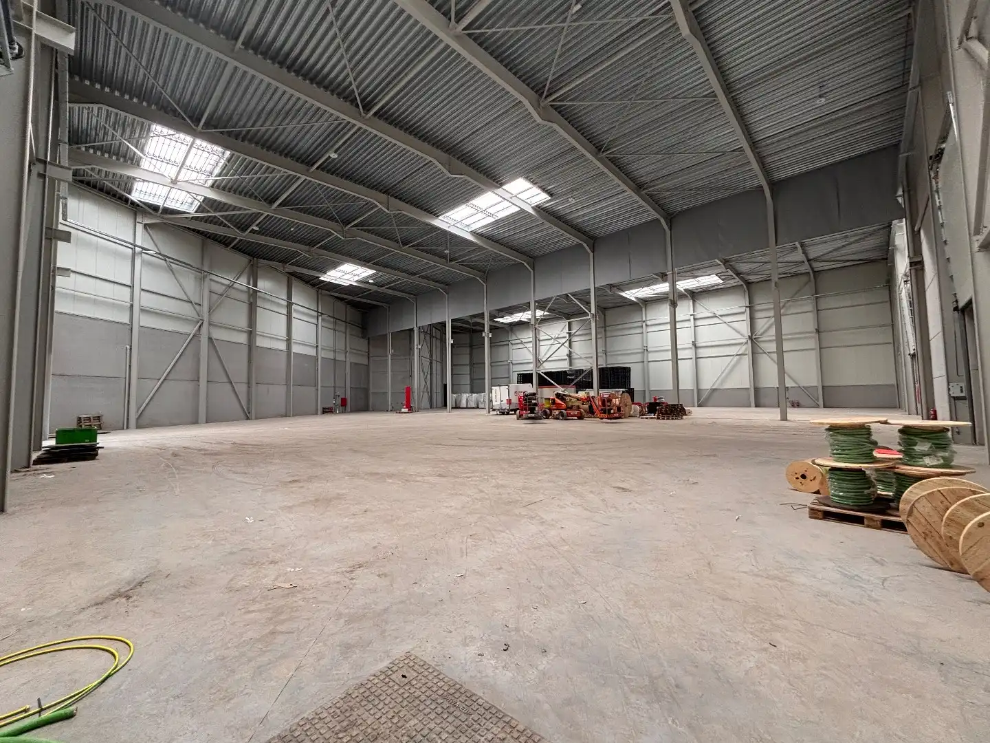 Logistieke bedrijfshal - 2765 m² - met 350 m² kantoren. Superligging! foto 4