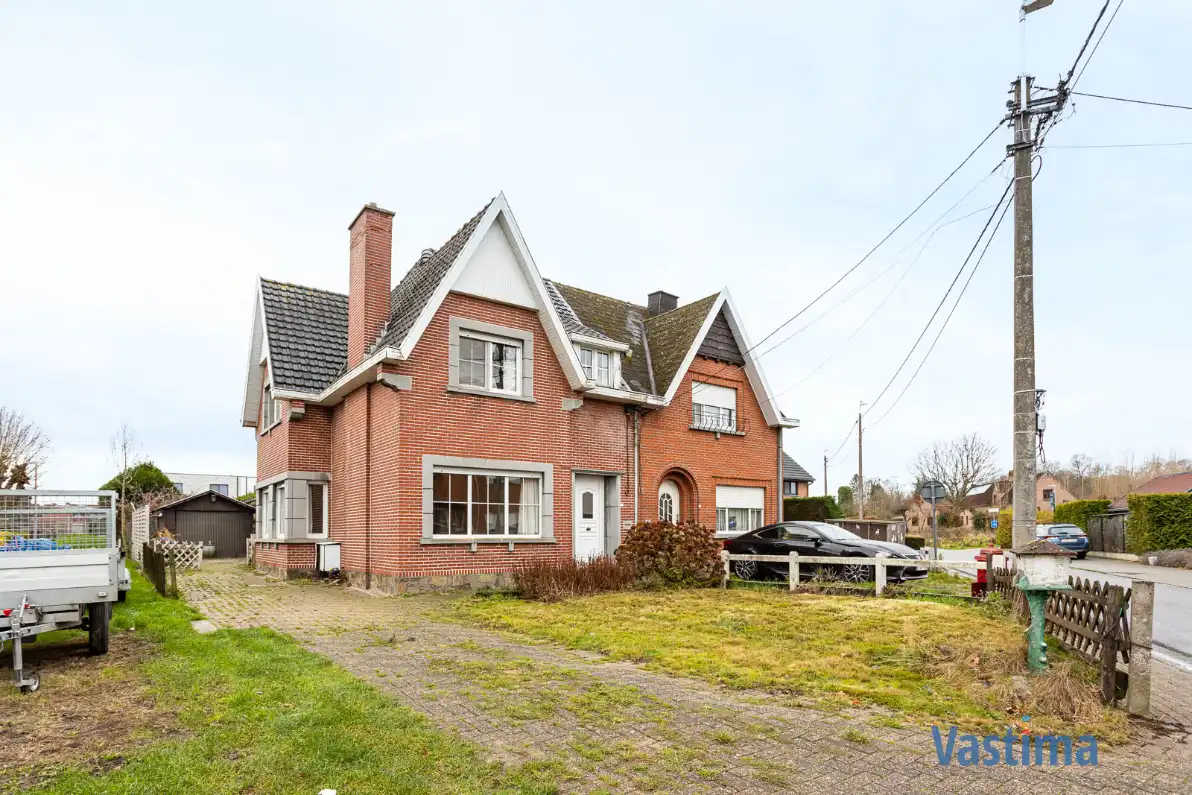 Hoofdfoto van de publicatie: Te renoveren, halfopen woning met zuid gerichte tuin