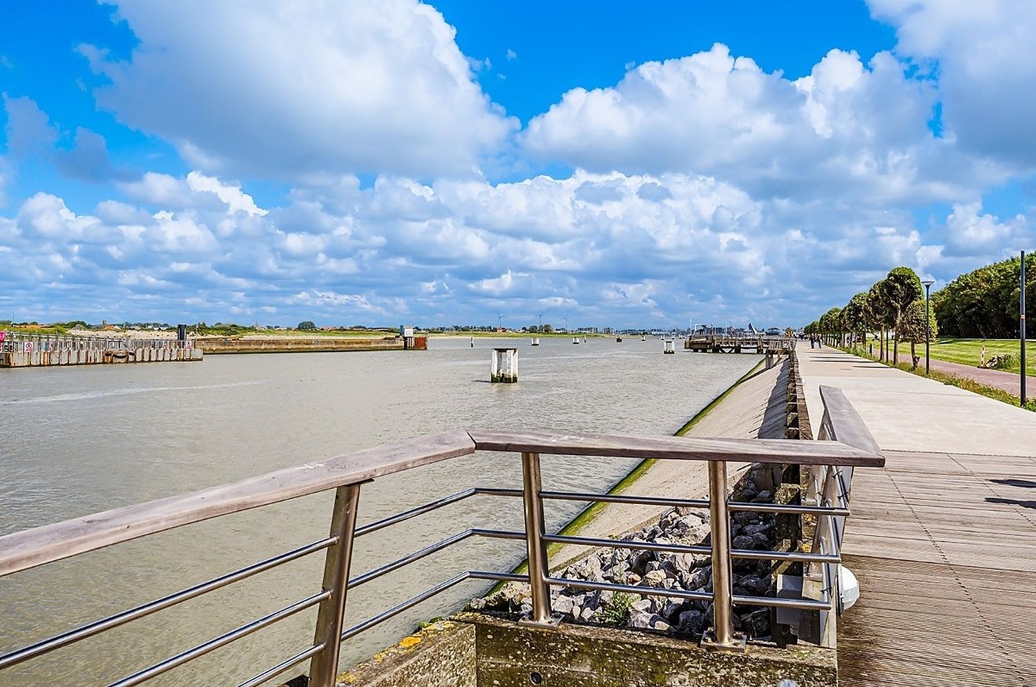 Volledig gerenoveerd appartement met zicht op de vaargeul en schildpad te Nieuwpoort foto {{pictureIndex}}
