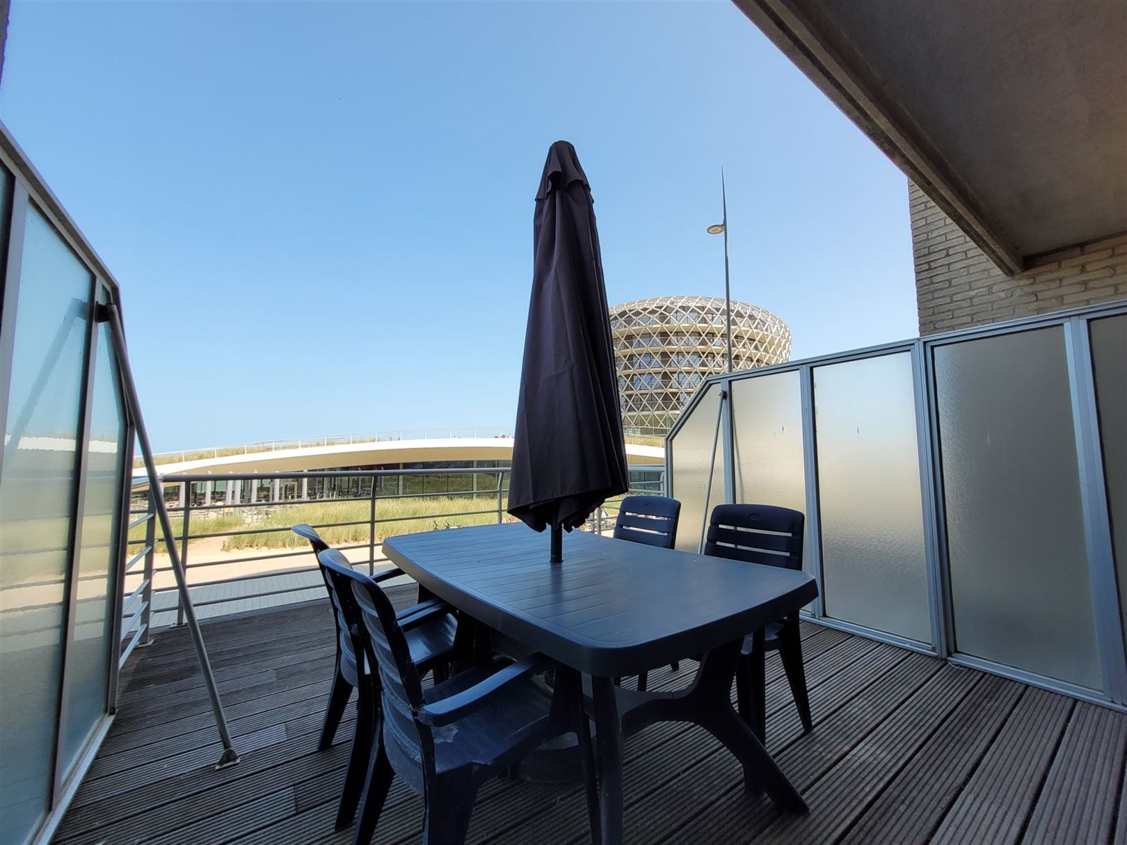 Gemeubelde studio met zicht op casino en de zee foto {{pictureIndex}}