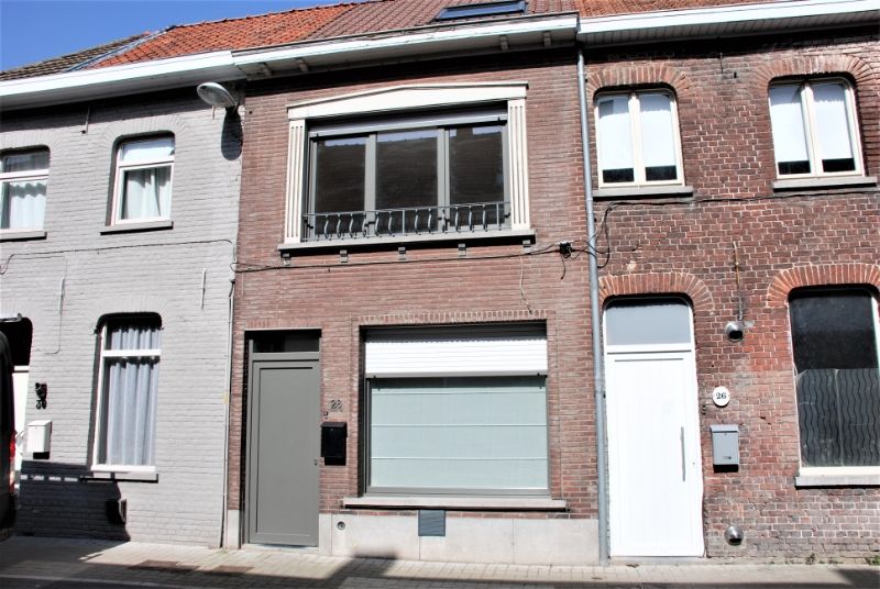 Volledig vernieuwde woning met binnenkoer foto {{pictureIndex}}