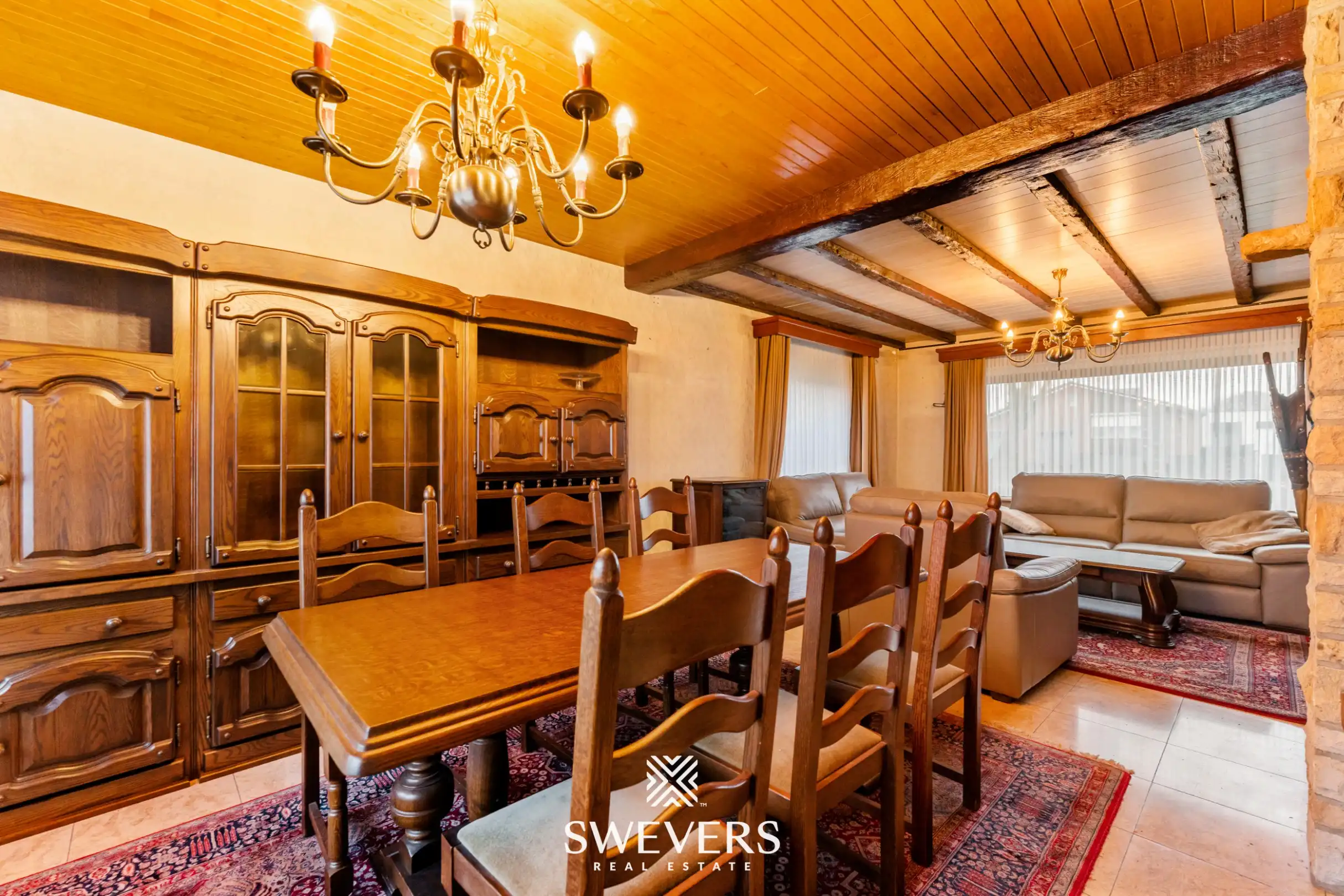 Open bebouwing met drie slaapkamers op uitzonderlijk groot perceel van 1.897 m² foto 4