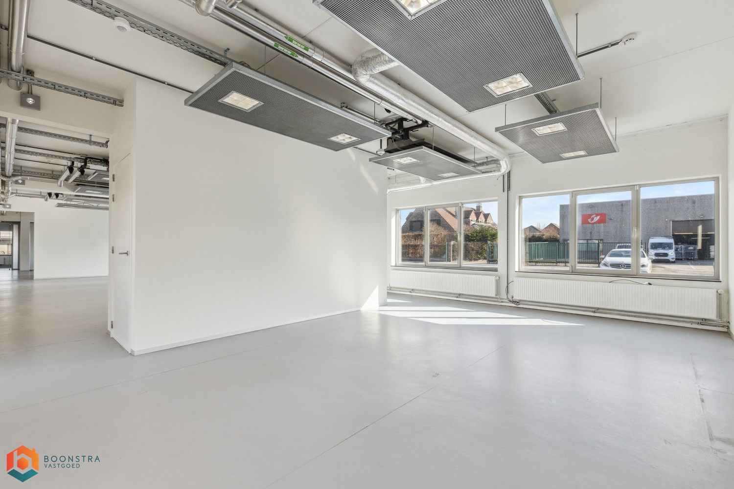 Veelzijdig kantoorgebouw met ruime parking op 2433 m² foto 9