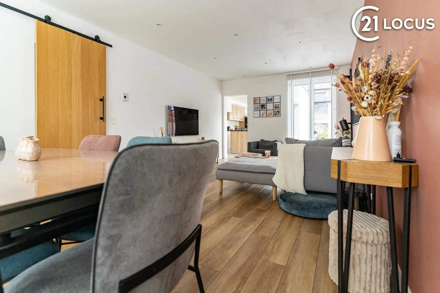 Lichtrijke woning met ruime leefkeuken en garage foto 6