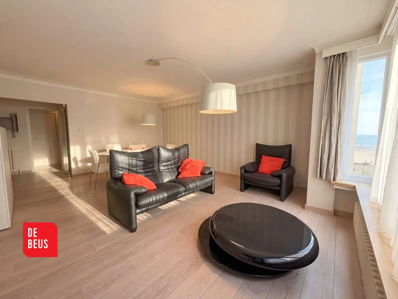 Stijlvol gerenoveerd appartement met 2 slaapkamers en lateraal zeezicht foto {{pictureIndex}}