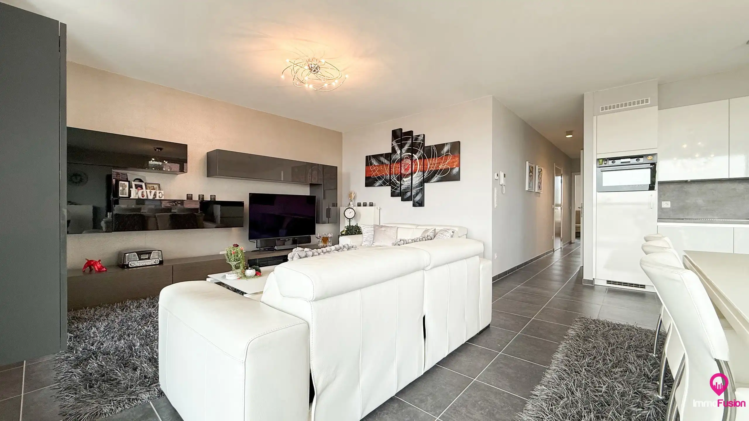 Modern appartement , bemeubeld met vrij uitzicht en parkeerplaats! foto 3