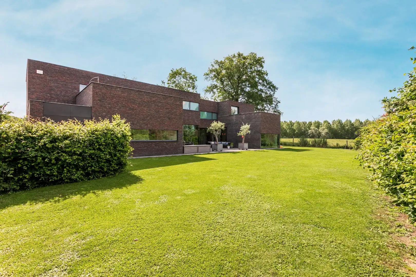Unieke villa met 5 slpk. in het landelijke Pajottegem foto {{pictureIndex}}