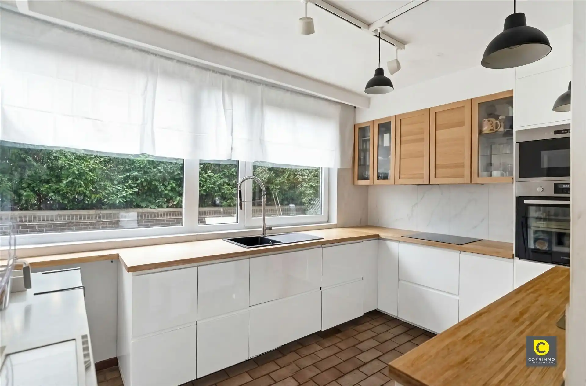 Gelijkvloers app. 190 m² met  4 slk foto 3