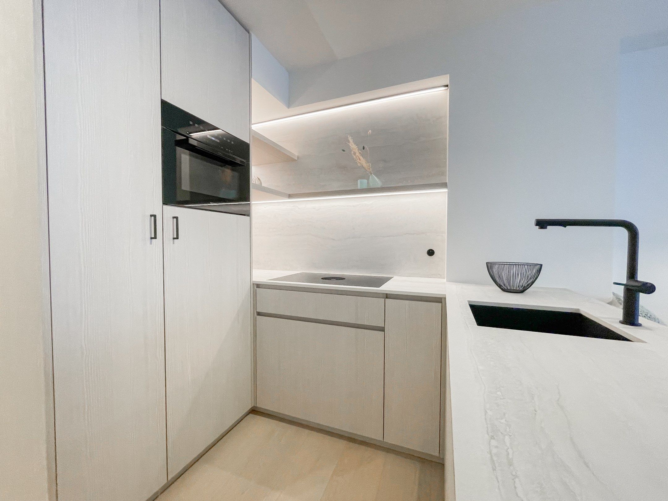 Stijlvol volledig gerenoveerd appartement met zijdelings zeezicht gelegen in het Zoute. foto 10