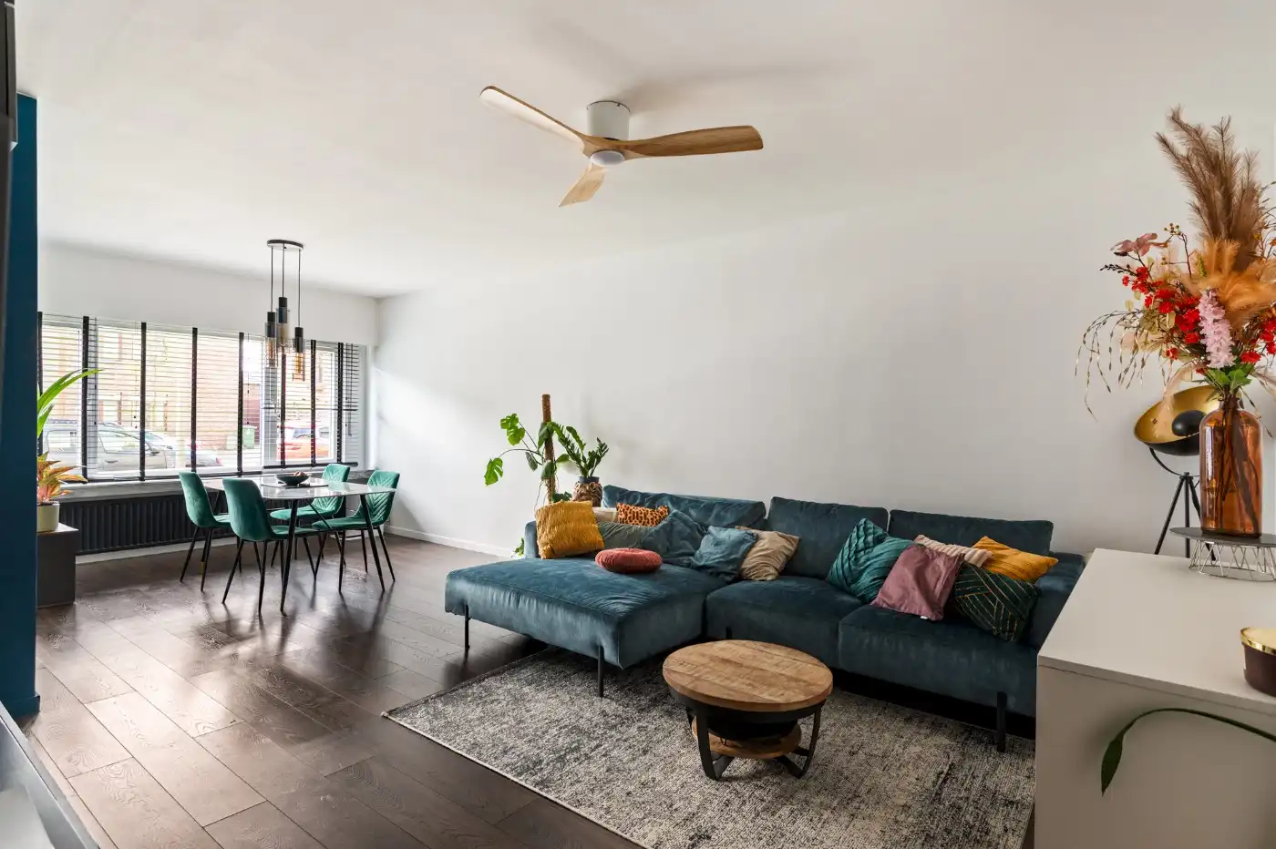 Keurig gerenoveerd, gelijkvloers appt. met 2 slpk., terrasje en garagebox foto 3