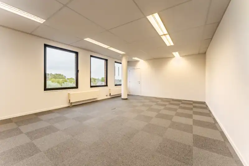 Lichtrijke kantoorruimte te Roeselare foto 9