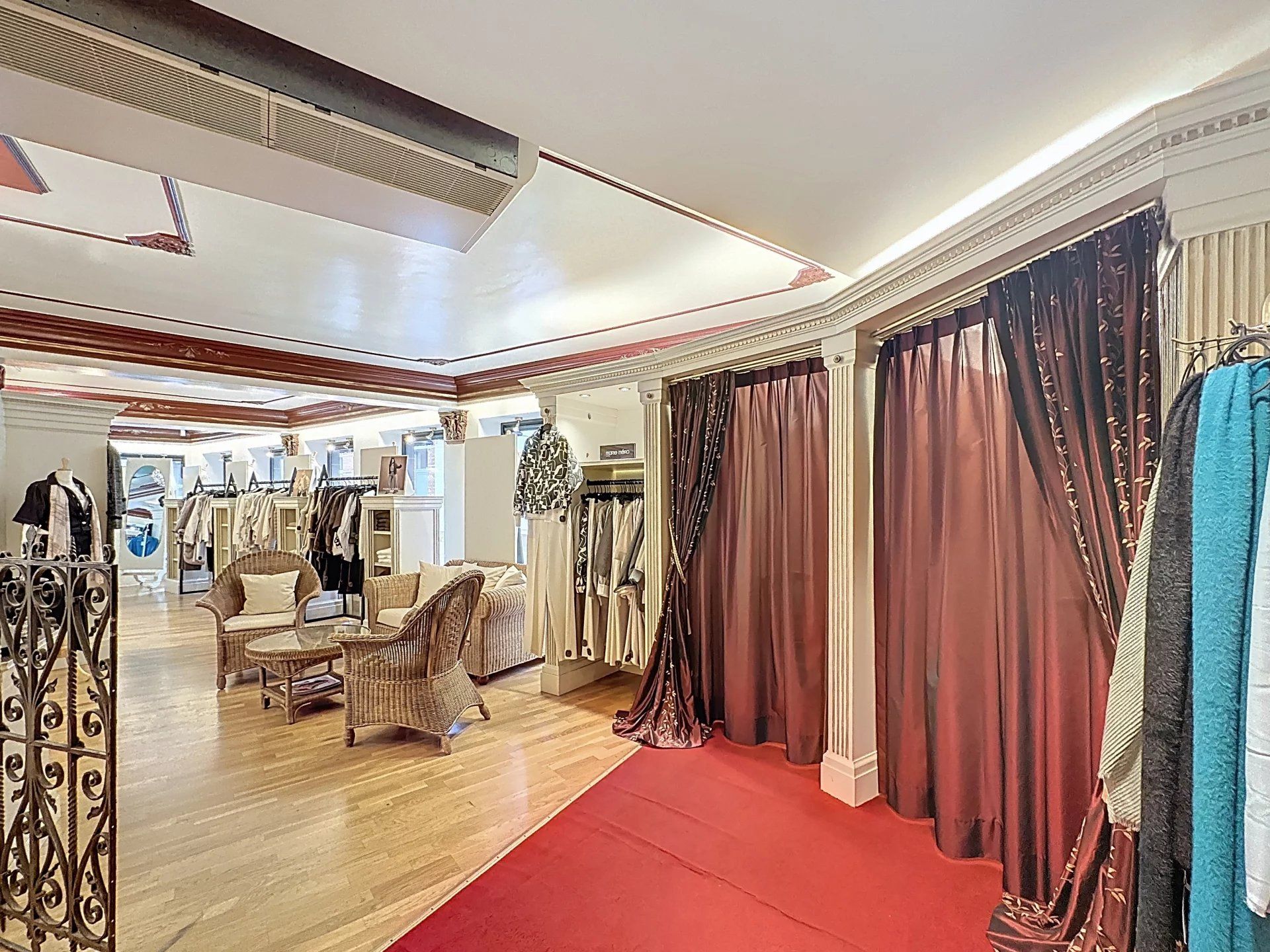 Ruim handelspand met kantoor en keuken op toplocatie. foto 5