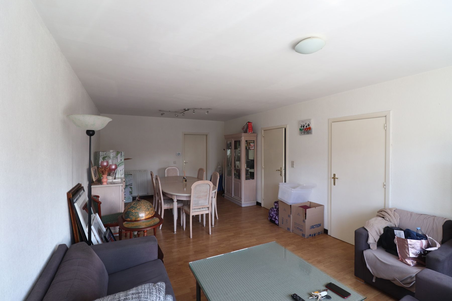 Een appartement op de 1ste verdieping met 2 slaapkamers, garage en tuin.  foto 2