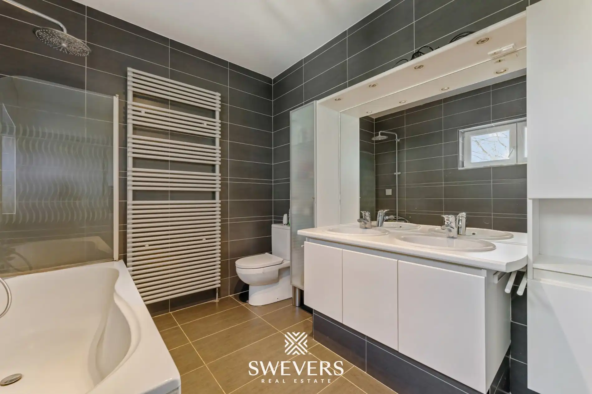 Ruime halfopen woning met zuidoostgerichte tuin en zwembad foto 23