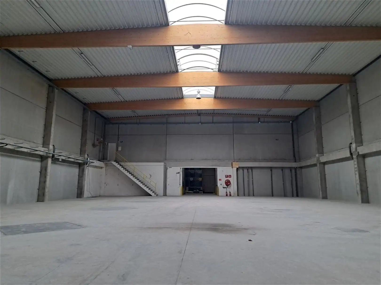 Industrieel gebouw met laadkades en privatief buitenterrein foto 4