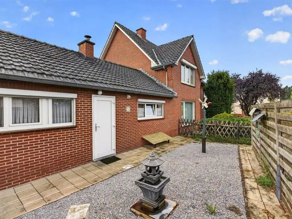 Verzorgde, vrijstaande woning, op te frissen naar eigen smaak foto 6