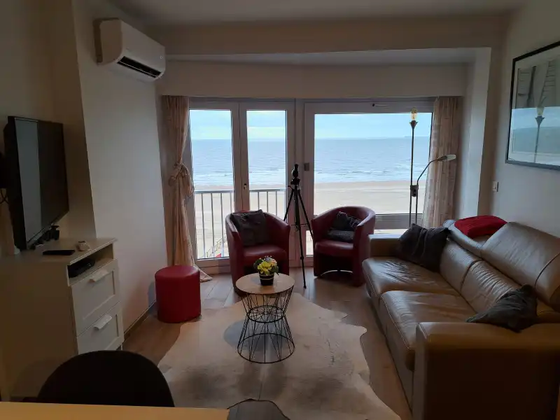 Mooi gerenoveerd 2-slaapkamer-appartement  met zeezicht. foto 24