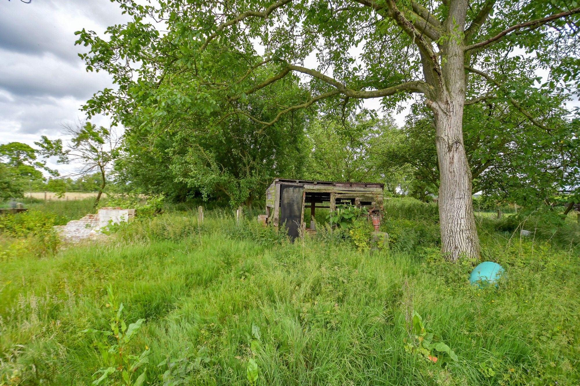 GOED GELEGEN VOLLEDIG TE RENOVEREN WONING met LANDELIJK UITZICHT op 1789 M² foto 6