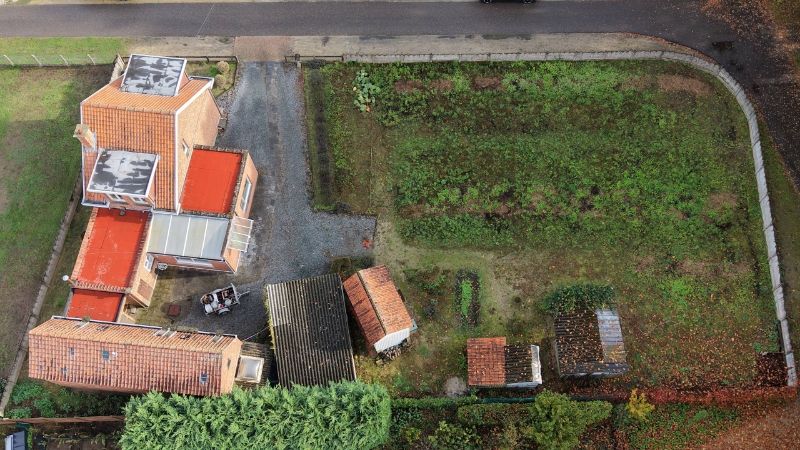 Perceel bouwgrond met af te breken gebouwen foto 17