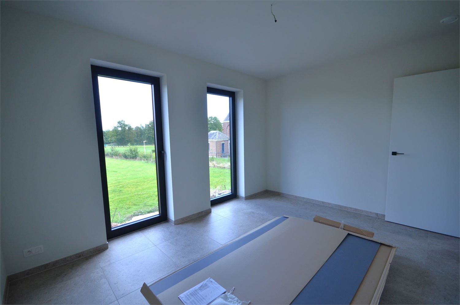 IDEALIS VASTGOED – ZEER RUIM NIEUWBOUWAPPARTEMENT, MET PRACHTIG GROEN VERGEZICHT, VOORZIEN VAN RIANTE WOONRUIMTES, 2 RUIME SLAAPKAMERS, VOLLEDIG INGERICHTE KEUKEN  VOORZIEN VAN ALLE APPARATUUR MET AANSLUITENDE BERGING, LUXE BADKAMER, ZEER RUIME KELDERBERGING EN EEN ONDERGRONDSE AUTOSTANDPLAATS. foto 14