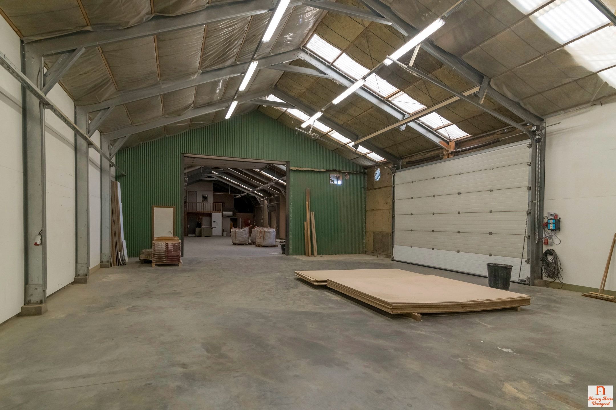 Magazijn van 550m² op industrie - optie huur conciërgewoning foto 2