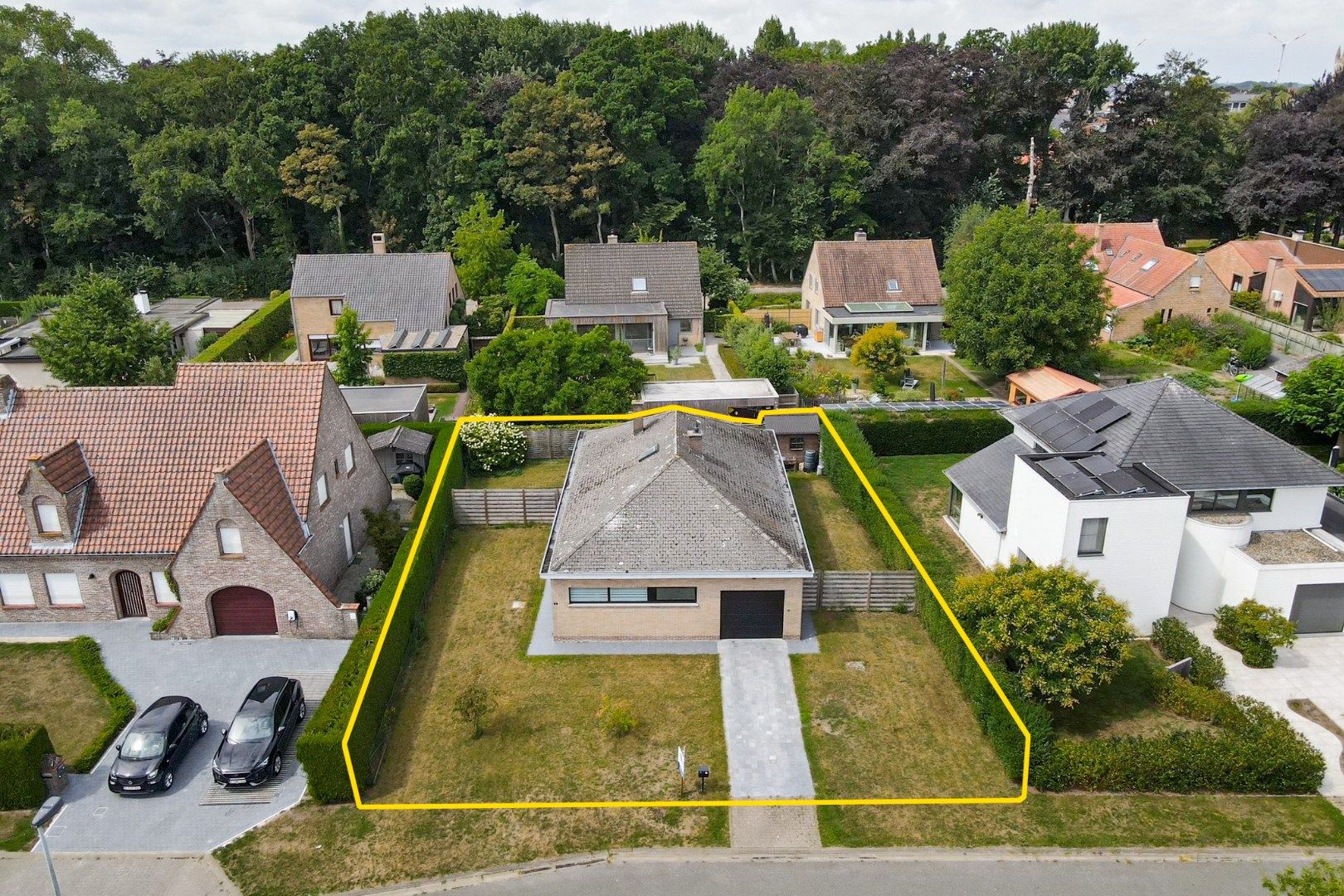 Ruime gezinswoning met grote tuin en 4 slaapkamers in  rustige woonwijk te Gistel foto 2