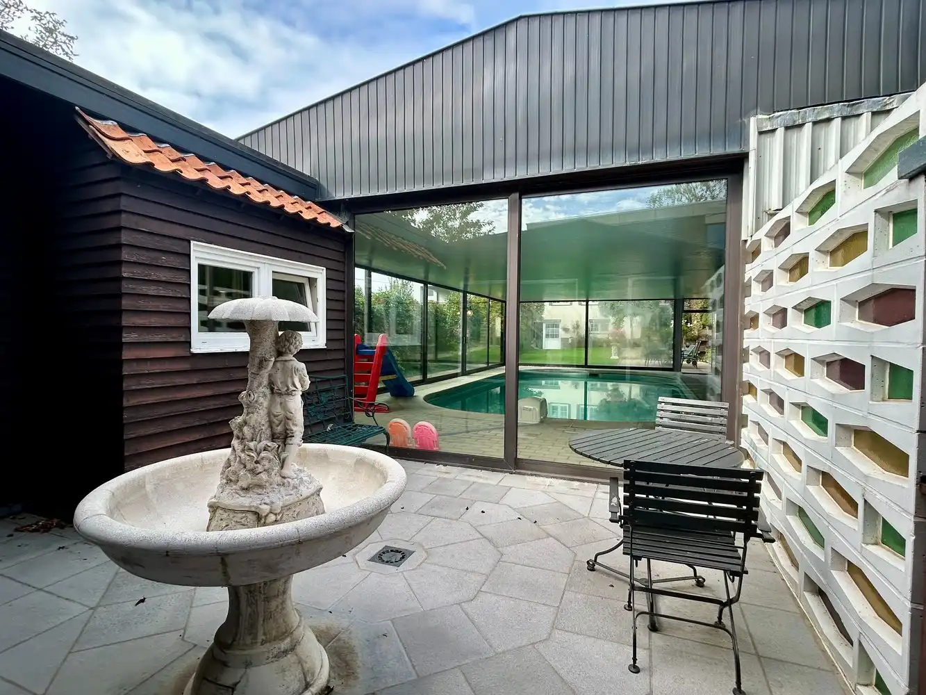 Ruime halfopen woning met overdekt zwembad op topligging foto 27