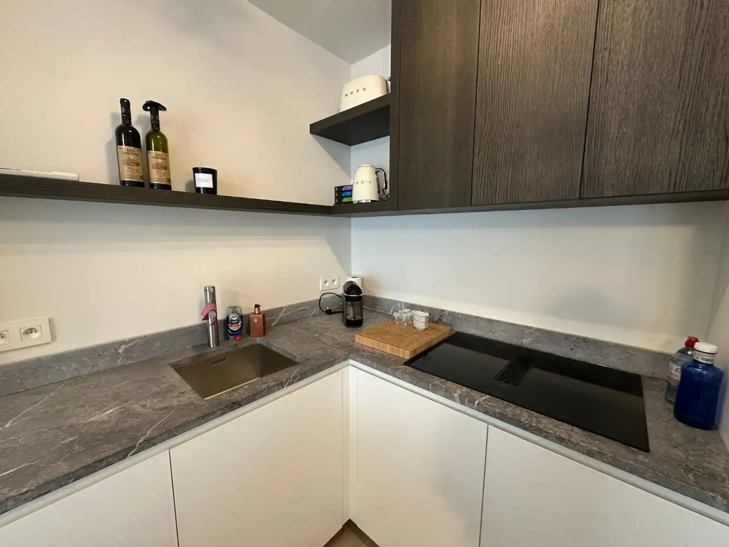 Te huur op jaarbasis gemeubeld appartement met 2 slaapkamers foto 4