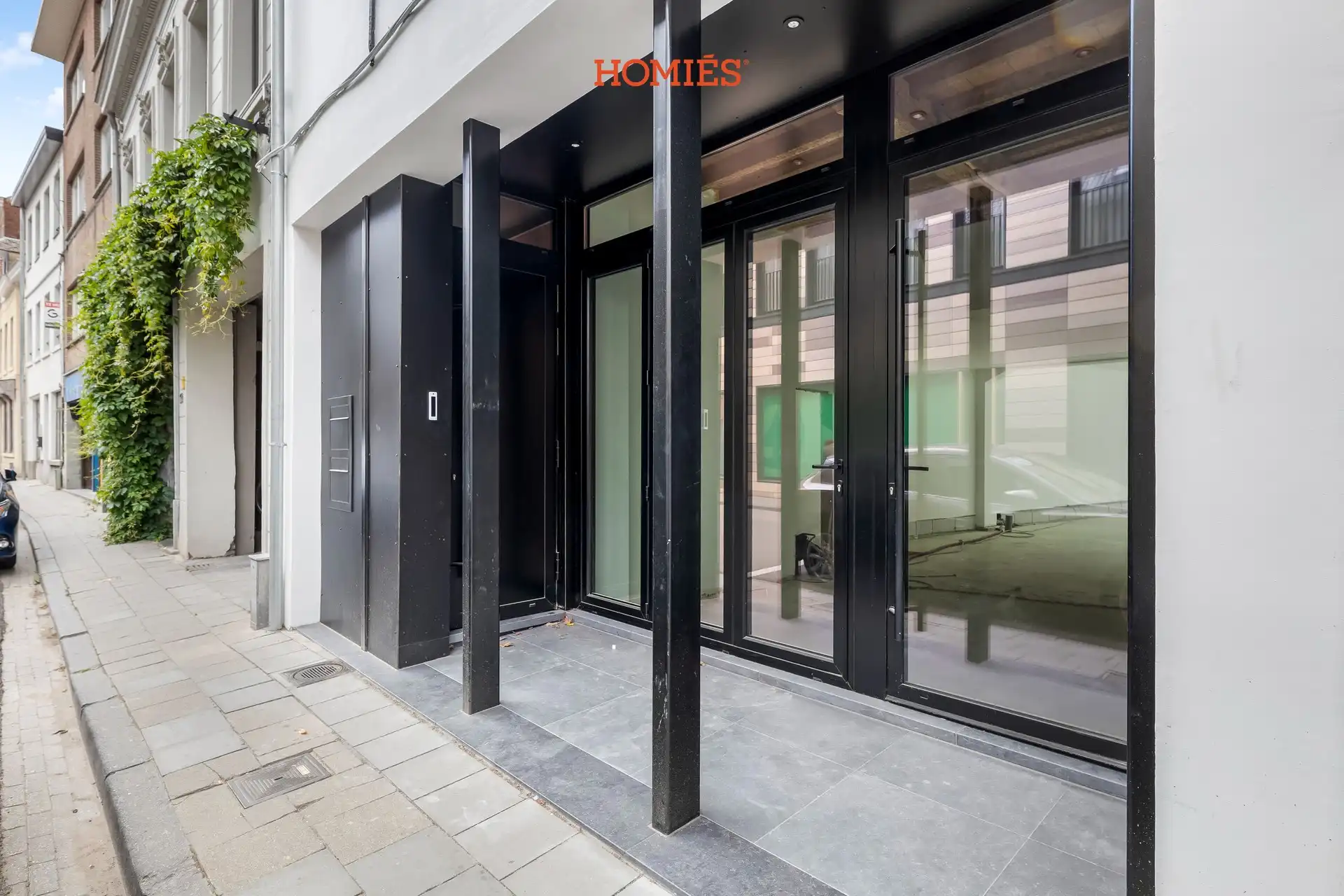 Ruime handelsruimte met veel lichtinval en stadstuintje foto 3