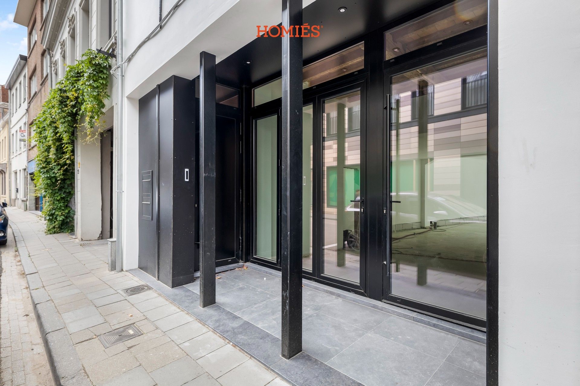 Ruime handelsruimte met veel lichtinval en stadstuintje foto 3