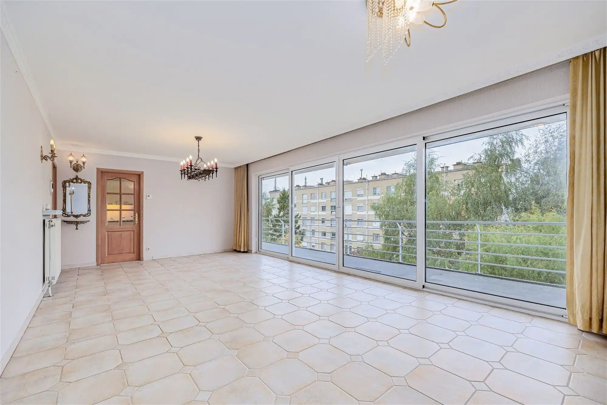 Ruim 2 slpk appartement, terras en P te Hoboken foto 3